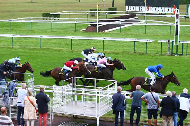 Photo d'arrivée de la course pmu PRIX #RACEANDCARE (PRIX DE LA PLAINE DU PUTOIS) à COMPIEGNE le Mercredi 15 septembre 2021