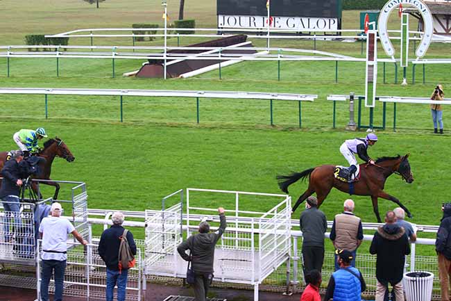 Photo d'arrivée de la course pmu PRIX DES VINEUX à COMPIEGNE le Mercredi 15 septembre 2021
