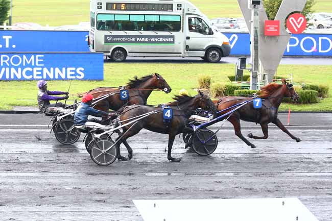 Photo d'arrivée de la course pmu GRAND PRIX DE L'U.E.T. à PARIS-VINCENNES le Dimanche 26 septembre 2021