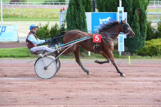 Photo d'arrivée de la course pmu PRIX DE LA MAIRIE DE FORGES LES EAUX à MAUQUENCHY le Lundi 27 septembre 2021