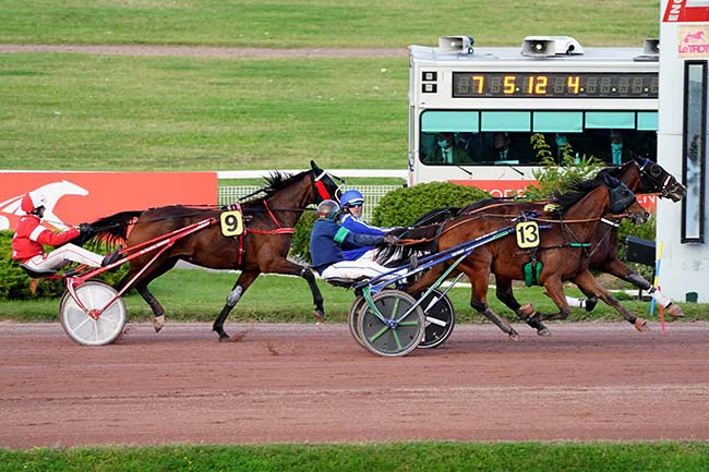 Photo d'arrivée de la course pmu PRIX DE JARNAC à ENGHIEN le Jeudi 30 septembre 2021