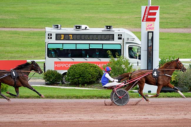 Photo d'arrivée de la course pmu PRIX DU PONT DE TOLBIAC à ENGHIEN le Lundi 4 octobre 2021