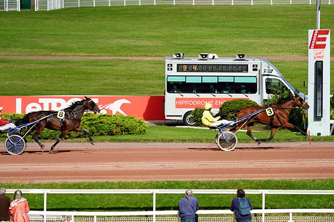 Photo d'arrivée de la course pmu PRIX D'EGLETONS à ENGHIEN le Lundi 4 octobre 2021