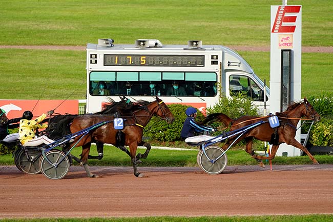 Photo d'arrivée de la course pmu PRIX DE MOISSAC à ENGHIEN le Lundi 4 octobre 2021