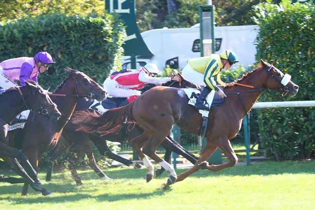 Photo d'arrivée de la course pmu PRIX DU CABINET DES LIVRES à CHANTILLY le Samedi 9 octobre 2021