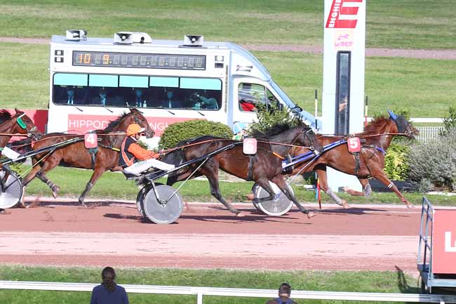 Photo d'arrivée de la course pmu PRIX DE PRADELLES à ENGHIEN le Mercredi 13 octobre 2021