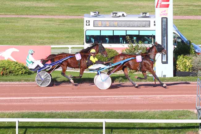 Photo d'arrivée de la course pmu PRIX DES BUTTES CHAUMONT à ENGHIEN le Mercredi 13 octobre 2021