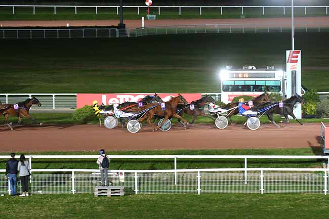 Photo d'arrivée de la course pmu PRIX DE MAURON à ENGHIEN le Jeudi 14 octobre 2021