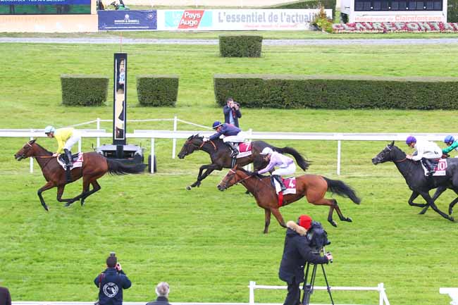 Photo d'arrivée de la course pmu TROTTING BLOODSTOCK - PRIX MFR BALLEROY (PRIX DES EQUIDAYS) à CLAIREFONTAINE le Lundi 18 octobre 2021