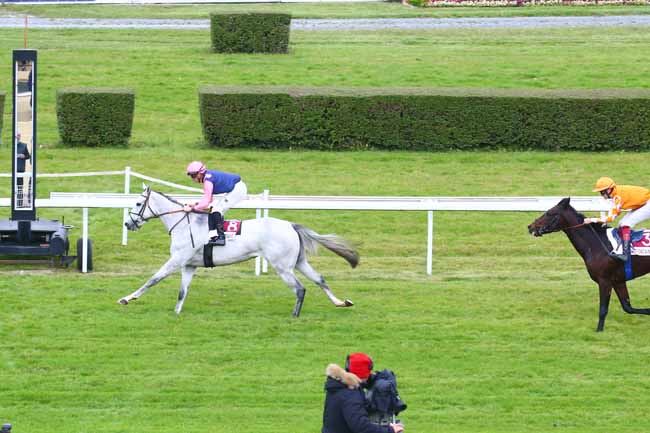 Photo d'arrivée de la course pmu JOURNEE EDUCATIVE - PRIX LE TURF VU D'UN AUTRE OEIL (PRIX DES LISERONS) à CLAIREFONTAINE le Lundi 18 octobre 2021