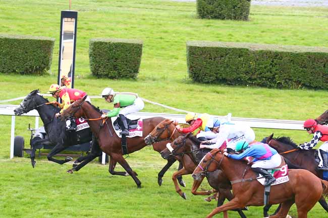 Photo d'arrivée de la course pmu EQUI-RESSOURCES - PRIX MFR DE BERNAY (PRIX DES ASTRANCES) à CLAIREFONTAINE le Lundi 18 octobre 2021