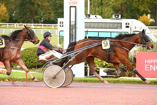 Photo d'arrivée de la course pmu PRIX DE RIBEMONT à ENGHIEN le Jeudi 21 octobre 2021