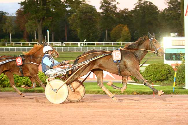 Photo d'arrivée de la course pmu PRIX DE THIEZAC à ENGHIEN le Jeudi 21 octobre 2021