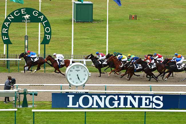 Photo d'arrivée de la course pmu PRIX DU CHENE DES TROIS FRERES à CHANTILLY le Mardi 26 octobre 2021
