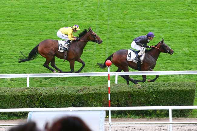Photo d'arrivée de la course pmu PRIX SOLITUDE à SAINT CLOUD le Dimanche 31 octobre 2021