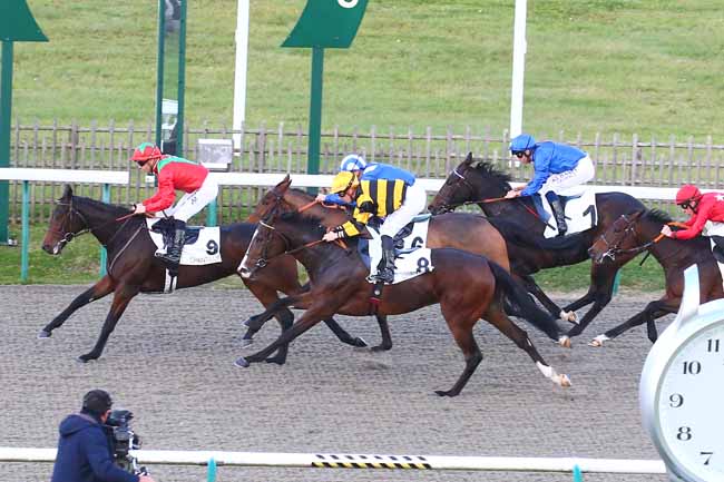Photo d'arrivée de la course pmu PRIX DE LA CROIX SAINT-RIEUIL à CHANTILLY le Mardi 2 novembre 2021