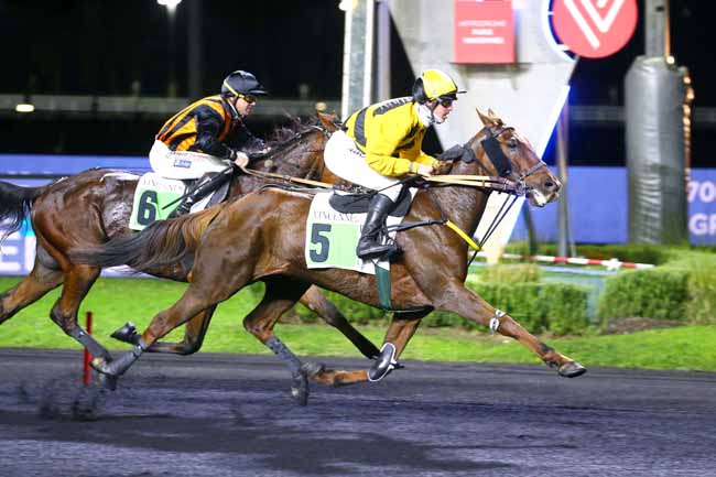 Photo d'arrivée de la course pmu PRIX ATHAMANTIS à PARIS-VINCENNES le Mardi 2 novembre 2021