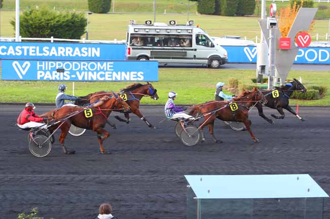 Photo d'arrivée de la course pmu PRIX DE CASTELSARRASIN à PARIS-VINCENNES le Lundi 8 novembre 2021