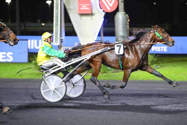 Photo d'arrivée de la course pmu PRIX POSIDONIUS à PARIS-VINCENNES le Mardi 9 novembre 2021