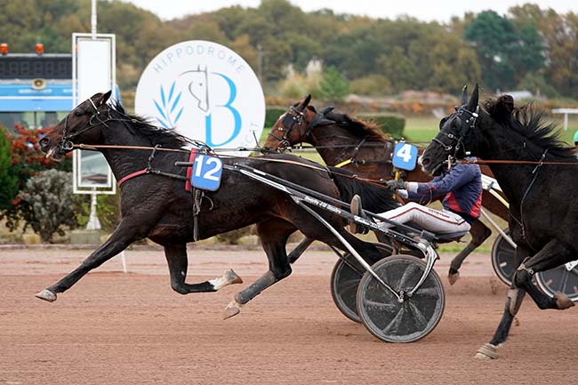 Photo d'arrivée de la course pmu PRIX YVES BOURNAZEL à BORDEAUX-LE BOUSCAT le Lundi 15 novembre 2021