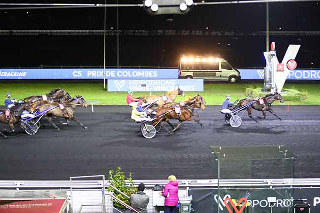 Photo d'arrivée de la course pmu PRIX DE COLOMBES à PARIS-VINCENNES le Mardi 16 novembre 2021