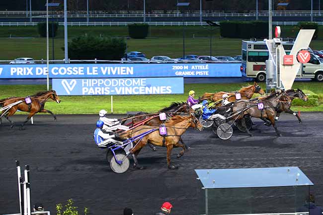 Photo d'arrivée de la course pmu PRIX DE COSSE-LE-VIVIEN à PARIS-VINCENNES le Dimanche 21 novembre 2021