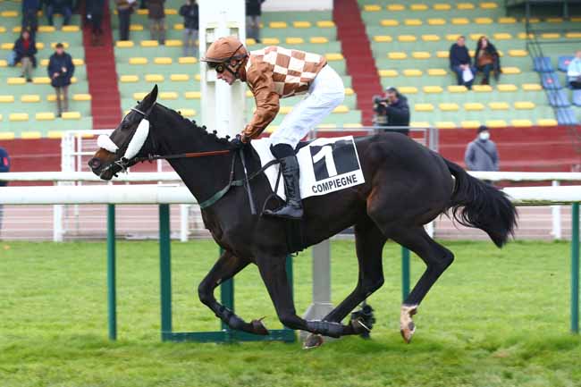 Photo d'arrivée de la course pmu PRIX GENERAL DE SAINT-DIDIER à COMPIEGNE le Jeudi 25 novembre 2021