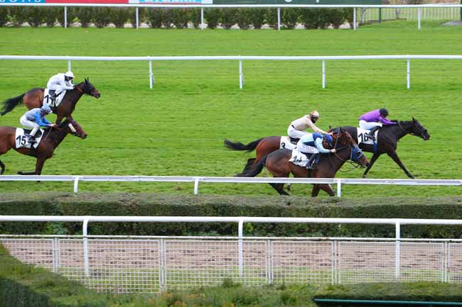 Photo d'arrivée de la course pmu PRIX DE GONNEVILLE à SAINT CLOUD le Vendredi 26 novembre 2021