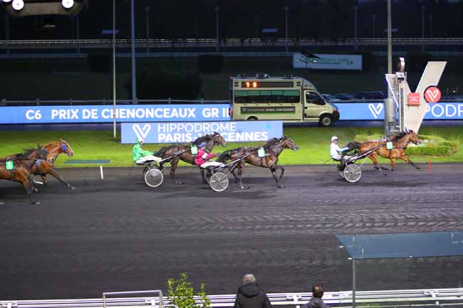 Photo d'arrivée de la course pmu PRIX DE CHENONCEAUX à PARIS-VINCENNES le Samedi 27 novembre 2021
