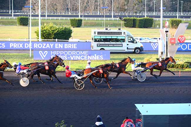 Photo d'arrivée de la course pmu PRIX DE ROZAY-EN-BRIE à PARIS-VINCENNES le Lundi 29 novembre 2021