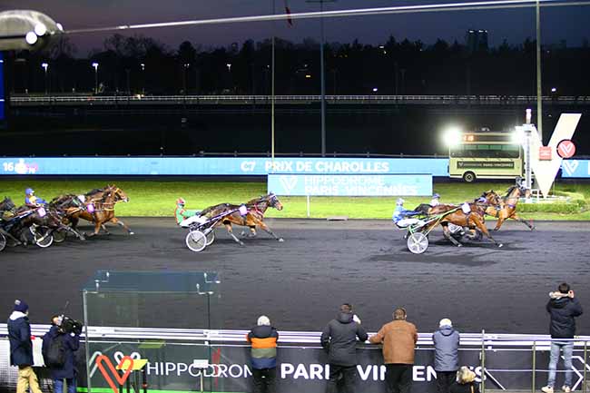 Photo d'arrivée de la course pmu PRIX DE CHAROLLES à PARIS-VINCENNES le Lundi 29 novembre 2021