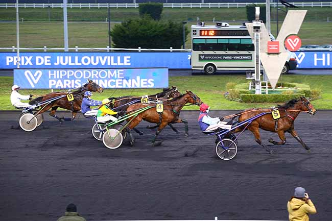 Photo d'arrivée de la course pmu PRIX DE JULLOUVILLE à PARIS-VINCENNES le Mardi 30 novembre 2021