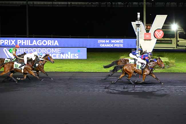 Photo d'arrivée de la course pmu PRIX PHILAGORIA à PARIS-VINCENNES le Mardi 30 novembre 2021