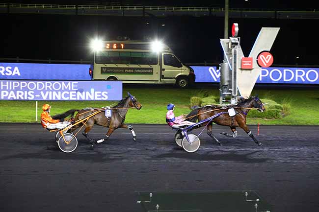 Photo d'arrivée de la course pmu PRIX URSA à PARIS-VINCENNES le Mardi 30 novembre 2021