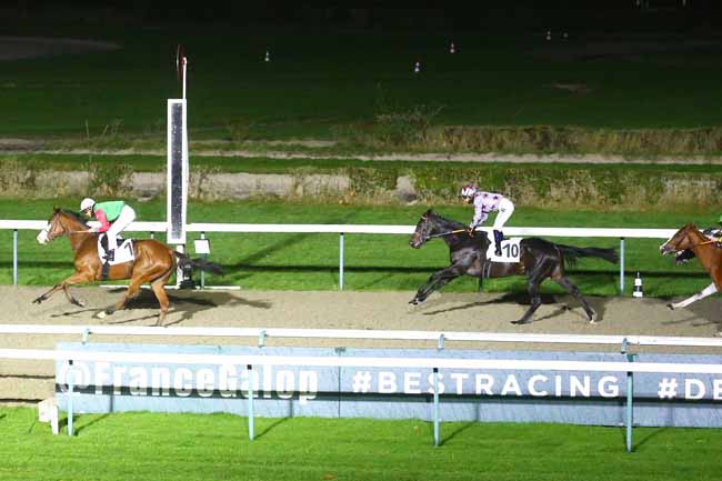 Photo d'arrivée de la course pmu PRIX DU MANOIR DES EVEQUES à DEAUVILLE le Mercredi 1 décembre 2021