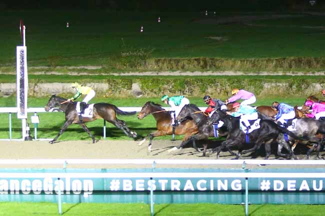 Photo d'arrivée de la course pmu PRIX DE SAINT-VAAST-LA-HOUGUE à DEAUVILLE le Mercredi 1 décembre 2021