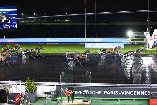 Photo d'arrivée de la course pmu PRIX VESTA à PARIS-VINCENNES le Vendredi 3 décembre 2021