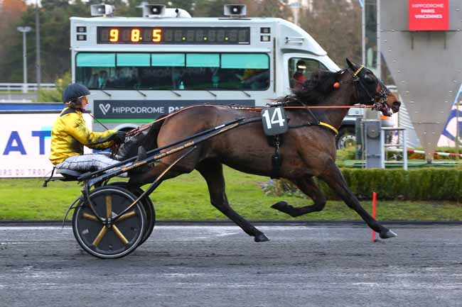 Photo d'arrivée de la course pmu FINALE DU GRAND NATIONAL DES AMATEURS à PARIS-VINCENNES le Dimanche 5 décembre 2021