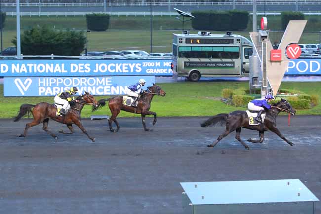 Photo d'arrivée de la course pmu FINALE DU GRAND NATIONAL DES JOCKEYS à PARIS-VINCENNES le Dimanche 5 décembre 2021