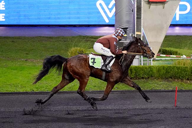 Photo d'arrivée de la course pmu PRIX DE GENSAC à PARIS-VINCENNES le Lundi 6 décembre 2021