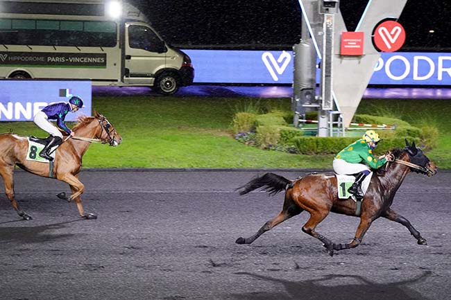 Photo d'arrivée de la course pmu PRIX DE GEMOZAC à PARIS-VINCENNES le Mardi 7 décembre 2021