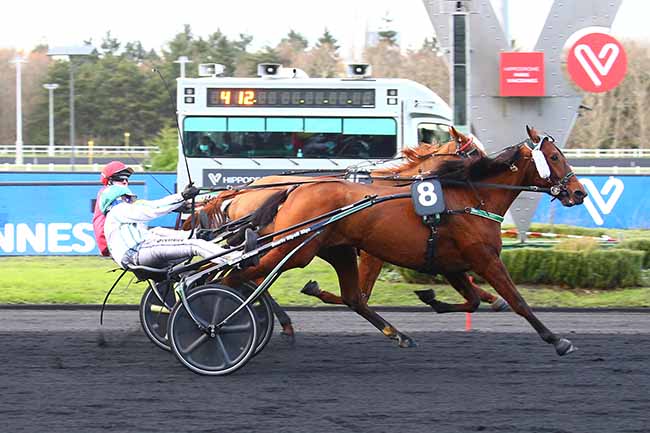 Photo d'arrivée de la course pmu PRIX DE CRESSERONS à PARIS-VINCENNES le Mercredi 8 décembre 2021