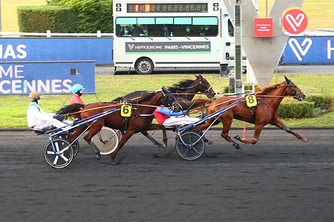Photo d'arrivée de la course pmu PRIX DES CAMELIAS à PARIS-VINCENNES le Jeudi 9 décembre 2021