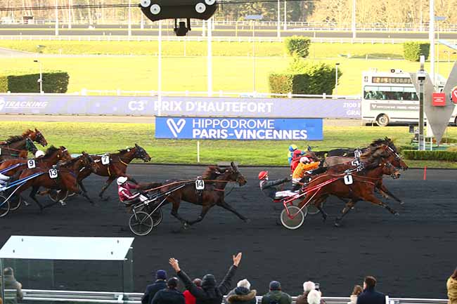 Photo d'arrivée de la course pmu PRIX D'HAUTEFORT à PARIS-VINCENNES le Samedi 11 décembre 2021