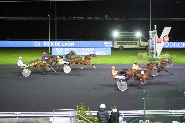 Photo d'arrivée de la course pmu PRIX DE LAON à PARIS-VINCENNES le Samedi 11 décembre 2021