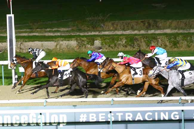 Photo d'arrivée de la course pmu PRIX DE BRICQUEBEC-EN-COTENTIN à DEAUVILLE le Samedi 11 décembre 2021