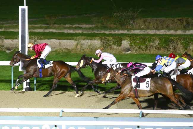Photo d'arrivée de la course pmu PRIX DE BREUILLY à DEAUVILLE le Samedi 11 décembre 2021