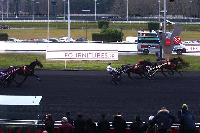 Photo d'arrivée de la course pmu PRIX AGRIFOURNITURES.FR à PARIS-VINCENNES le Dimanche 12 décembre 2021