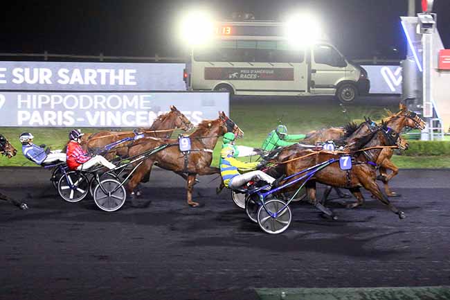 Photo d'arrivée de la course pmu PRIX DE SABLE SUR SARTHE à PARIS-VINCENNES le Dimanche 12 décembre 2021