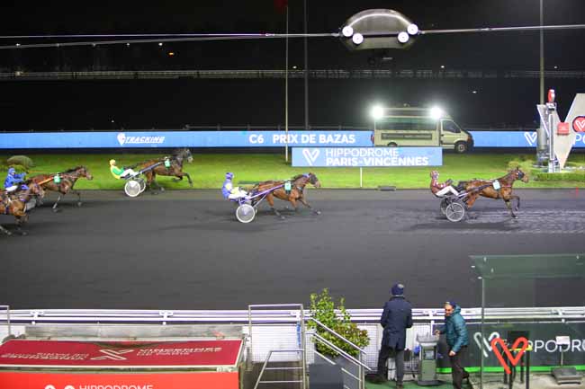 Photo d'arrivée de la course pmu PRIX DE BAZAS à PARIS-VINCENNES le Lundi 13 décembre 2021